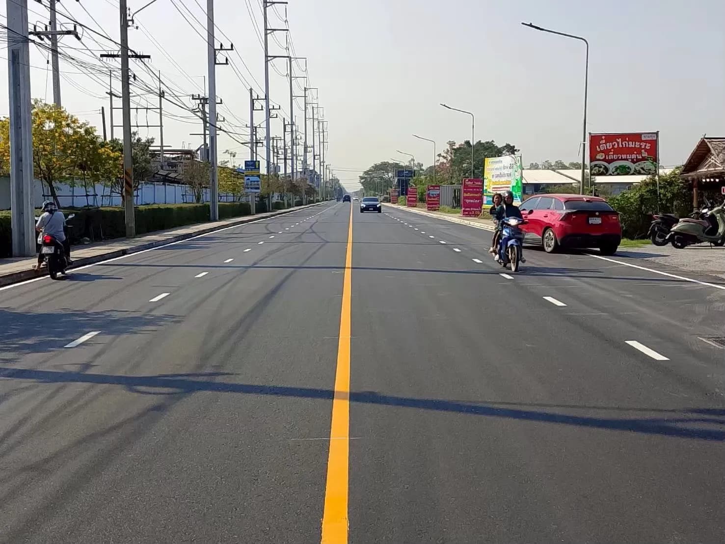 งานตีเส้นจราจรและหมุดสะท้อนแสง