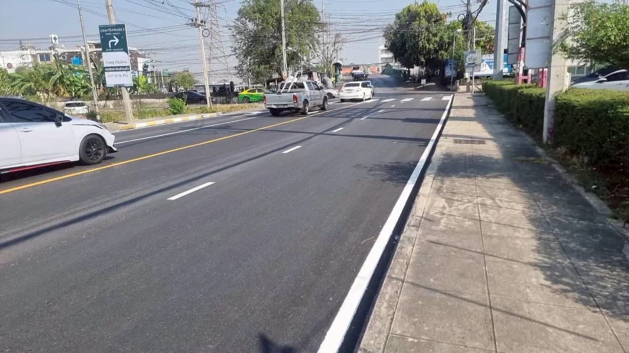 งานตีเส้นจราจรและหมุดสะท้อนแสง